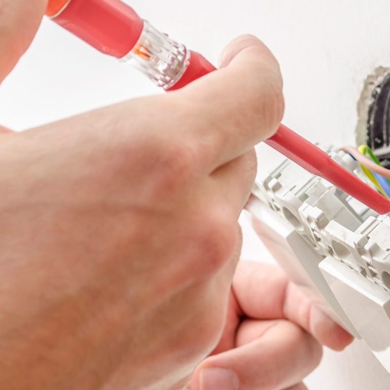Elektriker schließt eine Ader an einer Klemme an